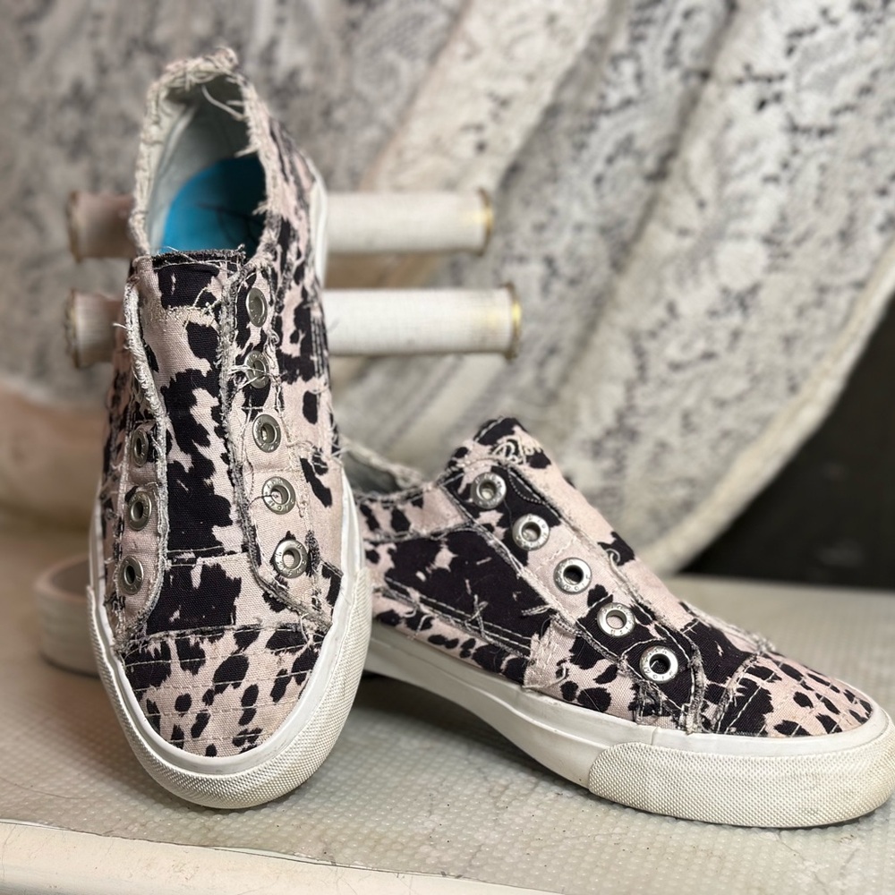 Stylish Black and White Cow Print Women’s Sneakers